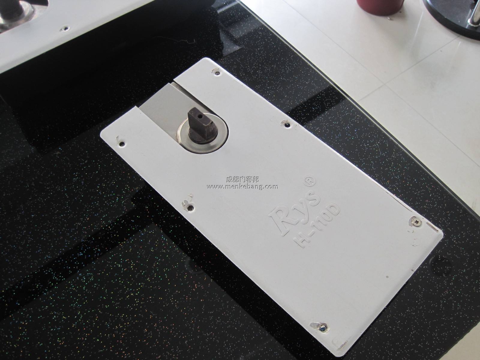 成都玻璃門地彈簧價格是多少錢，上門安裝更換價格