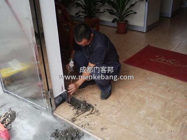 成都市維修玻璃門更換玻璃門訂做 安裝地彈簧服務電話 成都市維修玻璃門更換玻璃門訂做 安裝地彈簧服務電話